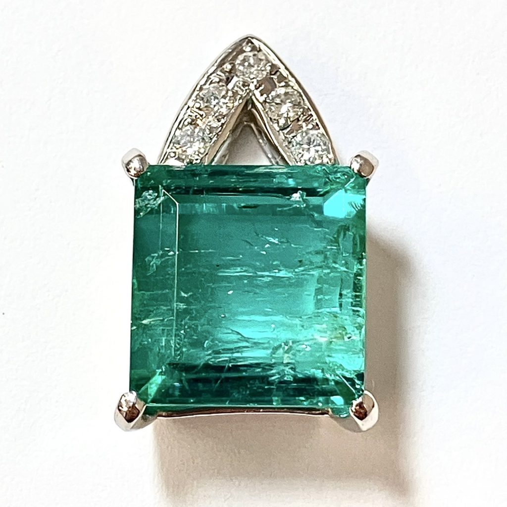 エメラルド　8.945ct　ネックレストップ