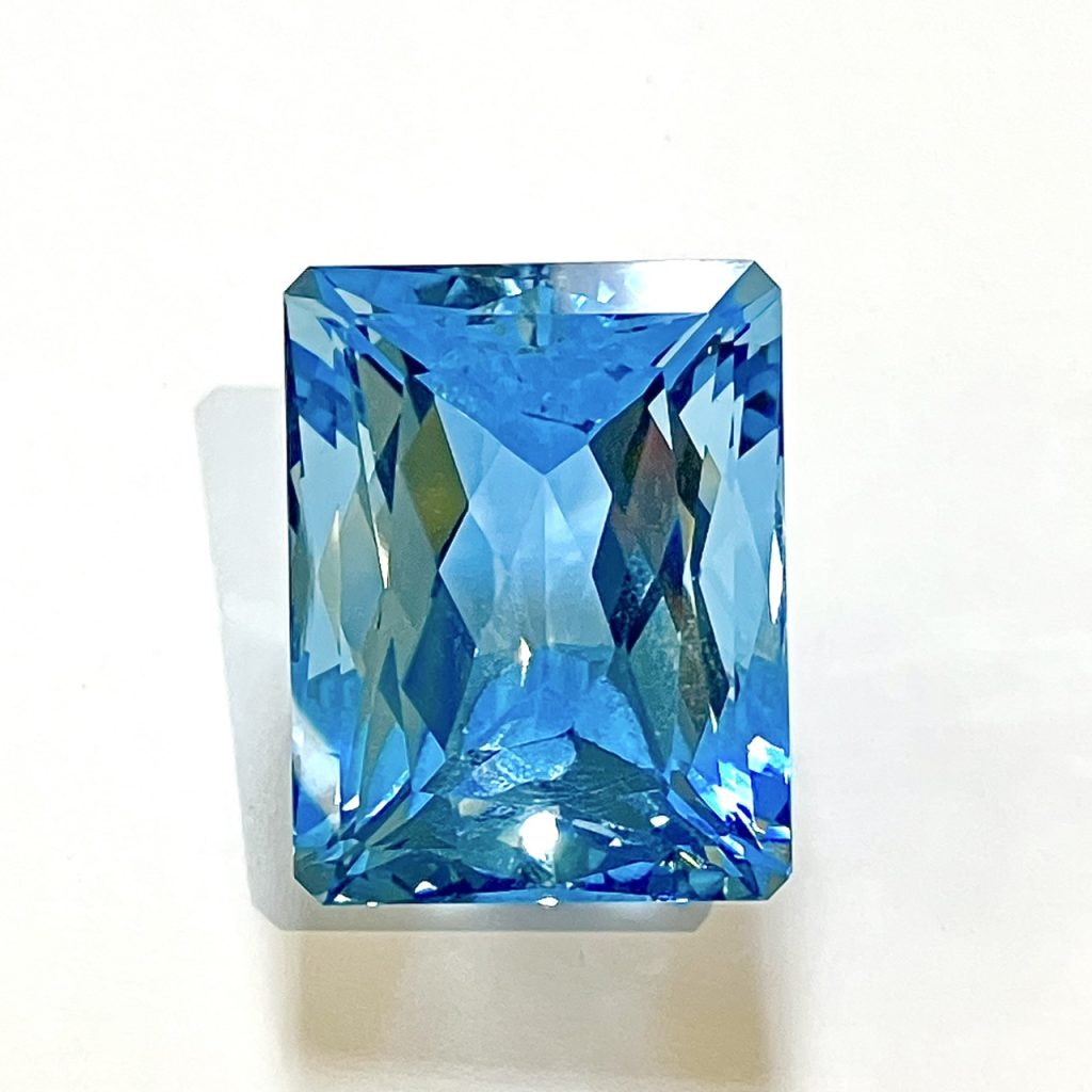 アクアマリン　66.35ct