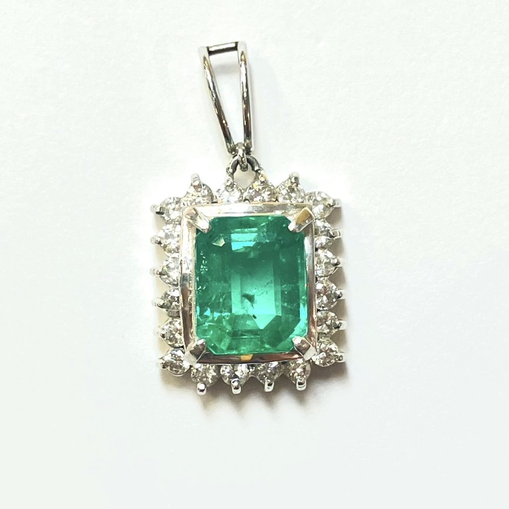 エメラルド　2.84ct　ネックレストップ