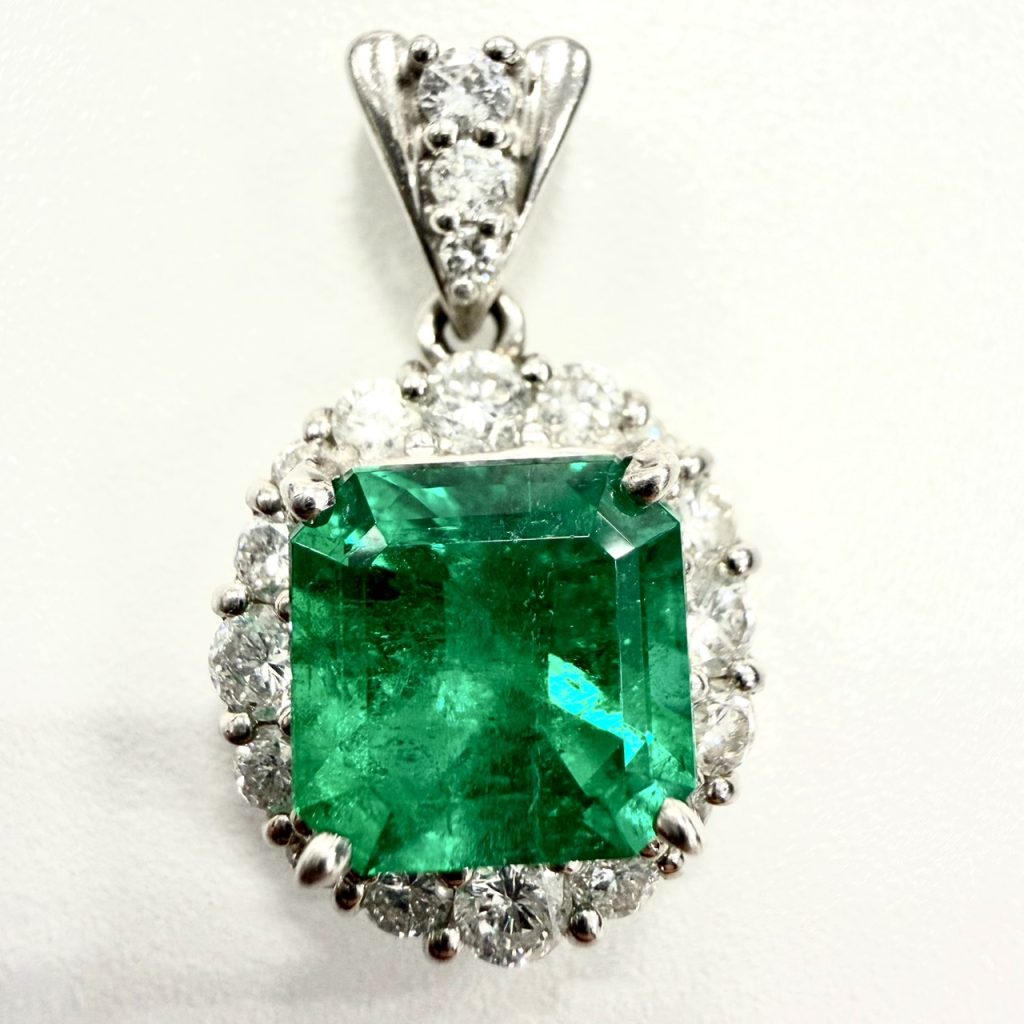 エメラルド　3ct　ネックレストップ